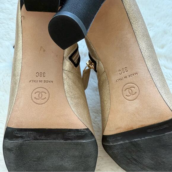 NEW!! Chanel 2018 Gold Toe Leather Pearl Button Boots Heels 38 EU Retail 1400$ - Picture 10 of 11